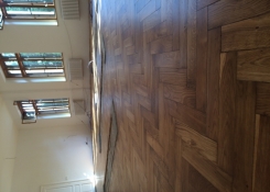 Podlaha je napuštěna speciálním olejem, dokonalý výsledek je zásluha podlahářství Petra Veselého z Třeboně