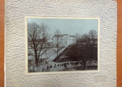 Stará fotografie v původní paspartě, získali jsme její kopii - viz 2. patro gymnázia