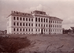 Hrubá stavba byla dokončena na přelomu roku 1906, při zvětšení si všimněte detailů, lidí okolo školy...