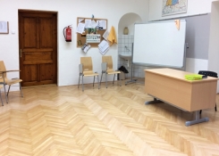 Staronová parketová podlaha v jazykové učebně