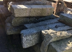 Kamenné obrubníky, ze kterých vzniknou schody, zdobily dříve třeboňské náměstí