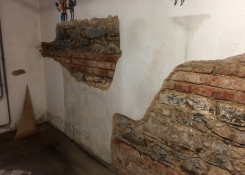 Úprava interiéru - na stěnách bude přiznaný původní stavební materiál