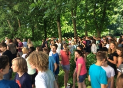 Žáci byli evakuování do parku před školou