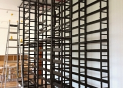 Květen 2017, instalace kovové konstrukce knihovny