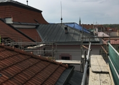 Celá střecha bude po rekonstrukci pokryta taškami, zadní část krovu, která je dnes oplechovaná, se bude zvedat