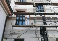 Důležitou součástí stavby je pečlivá oprava fasády