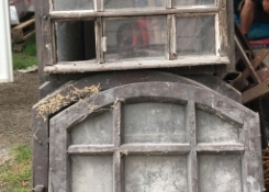 Okna z ozdobných vikýřů ve střeše je třeba důkladně opravit