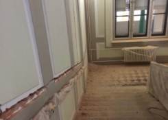 Škola se zahalila do oblak prachu - pro nové osvětlení schodiště je nutné nové vedení potřebných kabelů