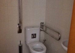 Konečně máme bezbariérový záchod - ve 2. patře vedle vchodu k dívčím toaletám