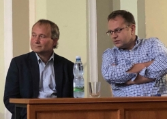 David Pithart a Václav Moravec, další účastníci debaty.Debata probíhala v aule.