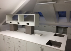 Stoly v laboratoři jsou pokryty deskami se speciální povrchovou úpravou - jde o "umělý kámen", čistý syntetický materiál zn. Corian. 