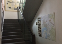 Nové schodiště zdobí obrazy z výstavy k 150. výročí založení našeho gymnázia