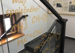 Tematické polepy schodiště k areálu chemie
