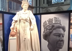 Královna Alžběta II. je stále všudypřítomná, i v yorské katedrále