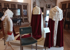 Výstava replik britských královských insignií - korunovace Karla III. se blíží...