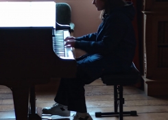 Ema nám v zámeckém sále zahrála na klavír skladbu od zpěvačky Adele