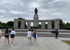 Sovětský památník v západní zóně postavený během 14 dnů