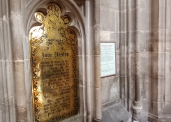 V místní katedrále našla své místo posledního odpočinku spisovatelka Jane Austenová. Její čtenáři jí sem stále nosí vzkazy... Zemřela v domě nedaleko katedrály.