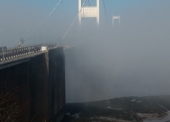 Brána do Walesu - most přes mohutnou řeku Severn vystupuje z ranní mlhy...
