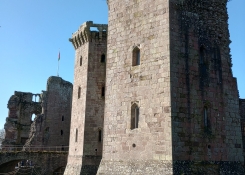 Raglan, jeden z bývalých strážních hradů na velšské hranici.