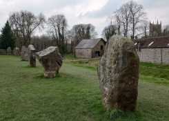 Kamenný kruh v Avebury je největší na světě a postupně jím prorostla vesnice.
