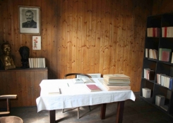 knihovna s díly Lenina, Marxe a Gottwalda